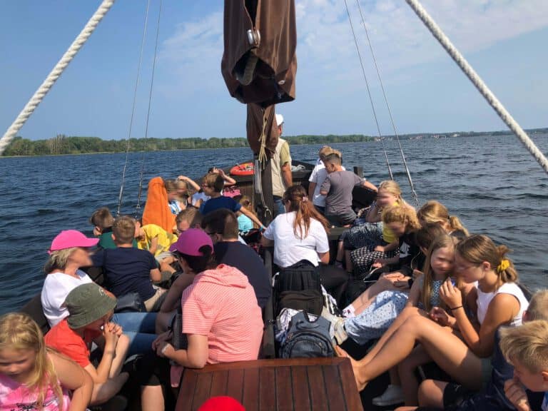 Klassenfahrt mit Fischer sin Bootsfahrt in Rerik auf dem Salzhaff