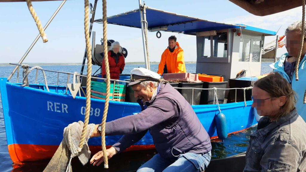 Fischer Maik auf seinem Fischereiboot